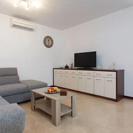 Lana Apartment *