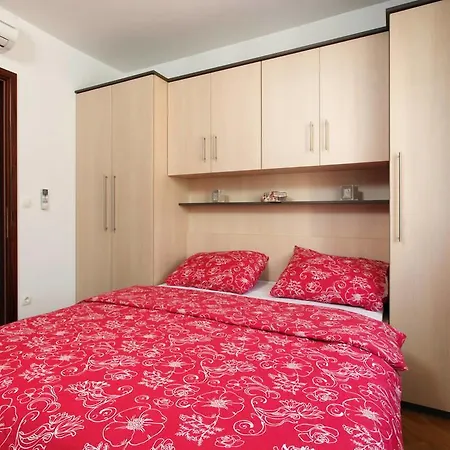 Apartment Lana Marina