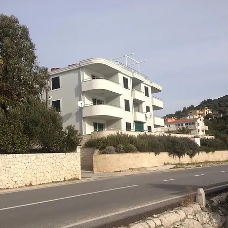 Lana Apartment *