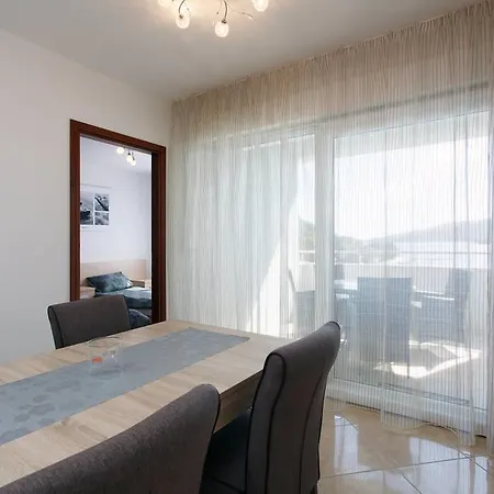 Lana Apartment Marina
