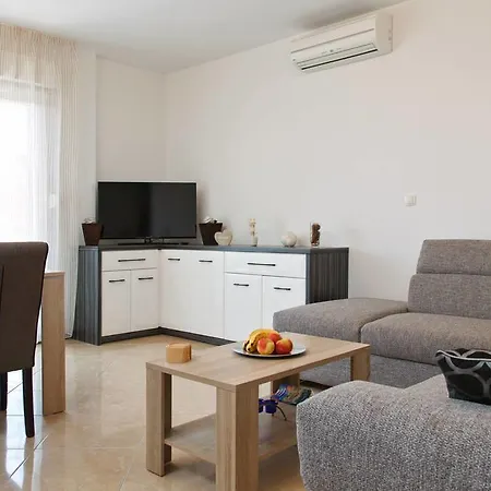 Lana Apartment *
