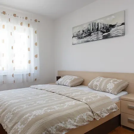 Apartment Lana Marina