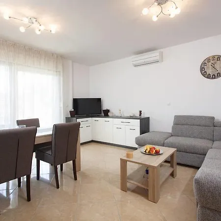 Lana Apartment